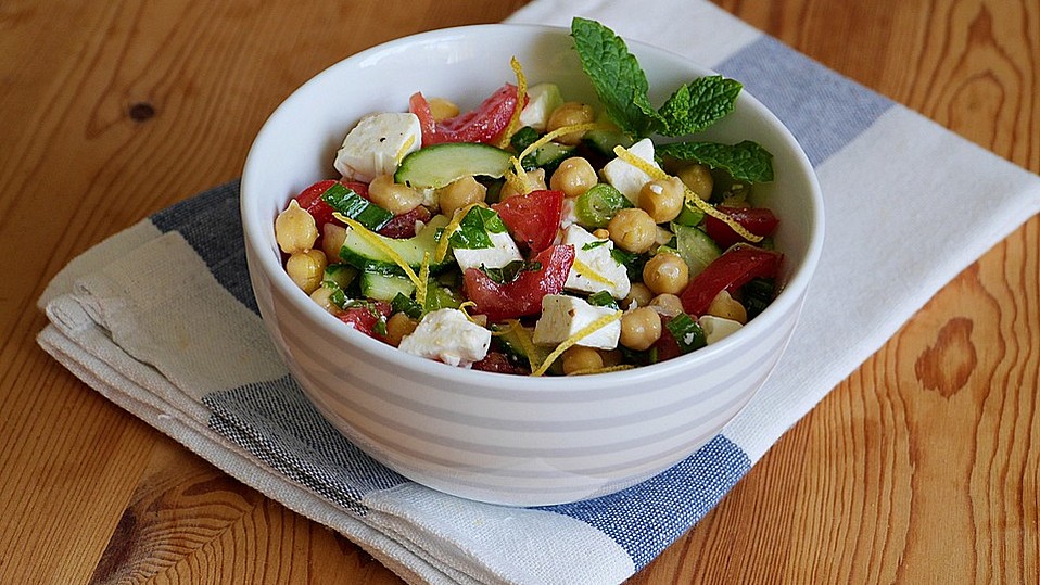 Kichererbsensalat mit Gurke, Tomate und Schafskäse von ars_vivendi Kichererbsensalat mit Gurke, Tomate und Schafskäse von ars_vivendi