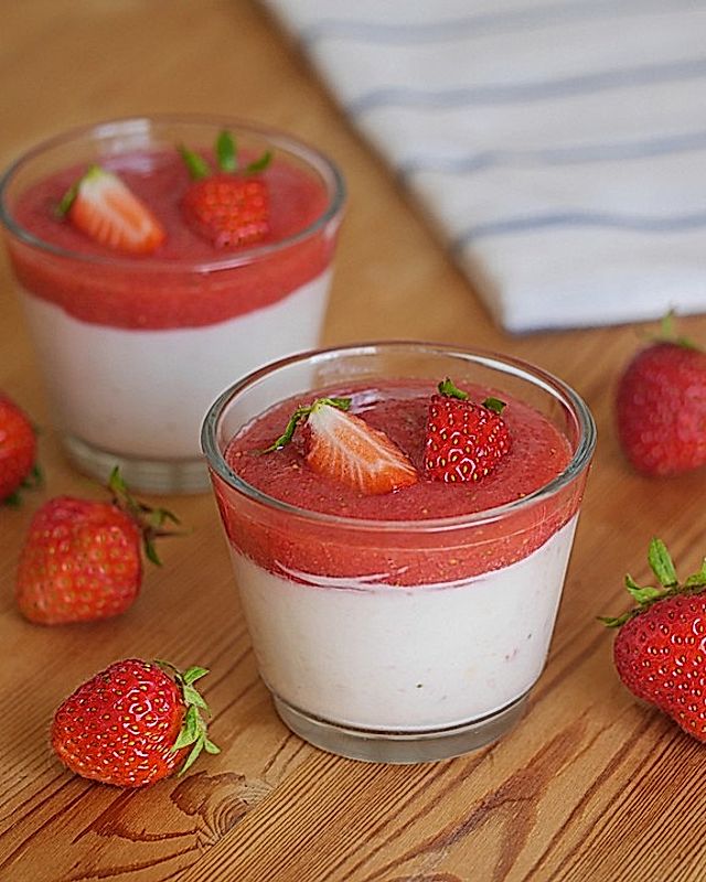 Weiße Schoko-Joghurt-Creme mit Erdbeerpüree