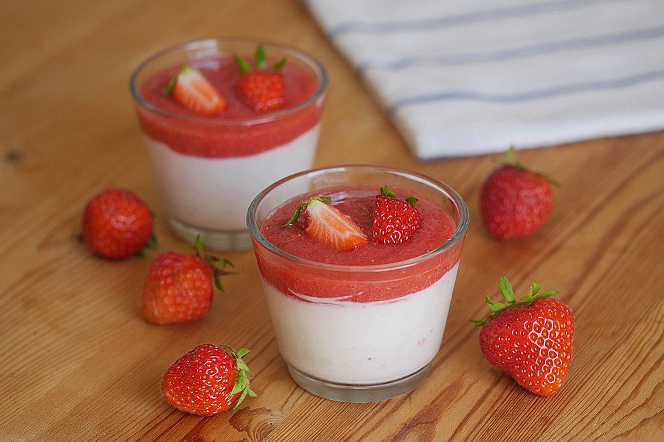 Weiße Schoko-Joghurt-Creme mit Erdbeerpüree