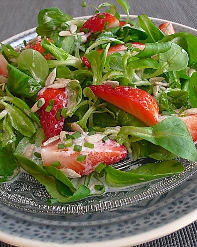 Feldsalat mit frischen Erdbeeren in Kefirdressing