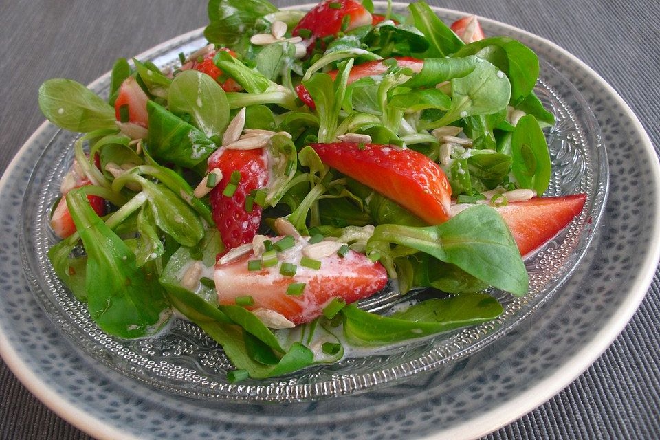 Feldsalat mit frischen Erdbeeren in Kefirdressing