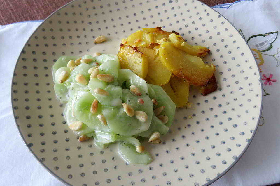 Gurkensalat in feiner Dill-Senf-Sauce mit Pinienkernen