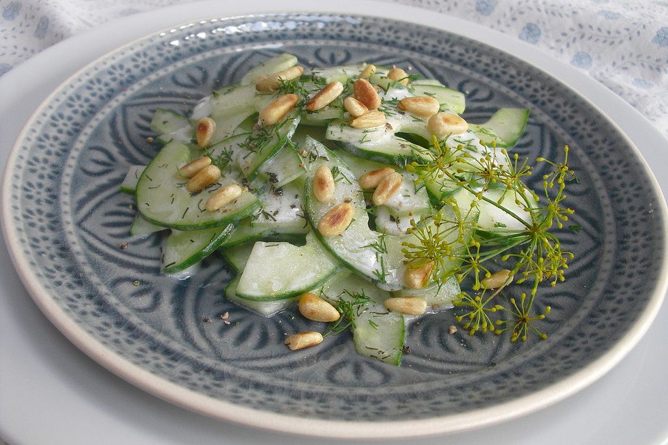 Gurkensalat in feiner Dill-Senf-Sauce mit Pinienkernen