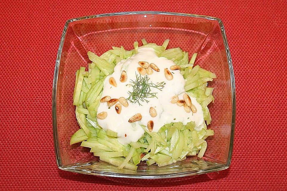 Gurkensalat in feiner Dill-Senf-Sauce mit Pinienkernen