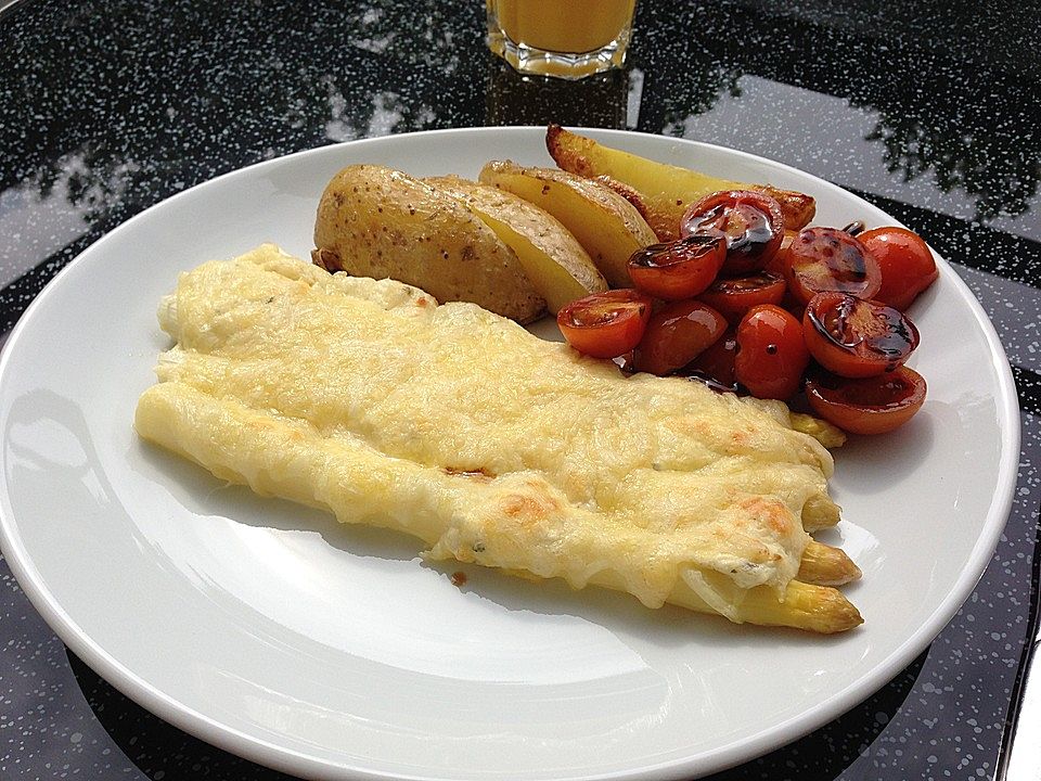 Gratinierter Spargel mit Kartoffeln und warmem Tomatensalat von ...