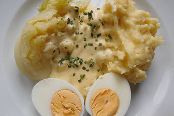 Spitzkohl mit Eiern in feiner Senfsauce