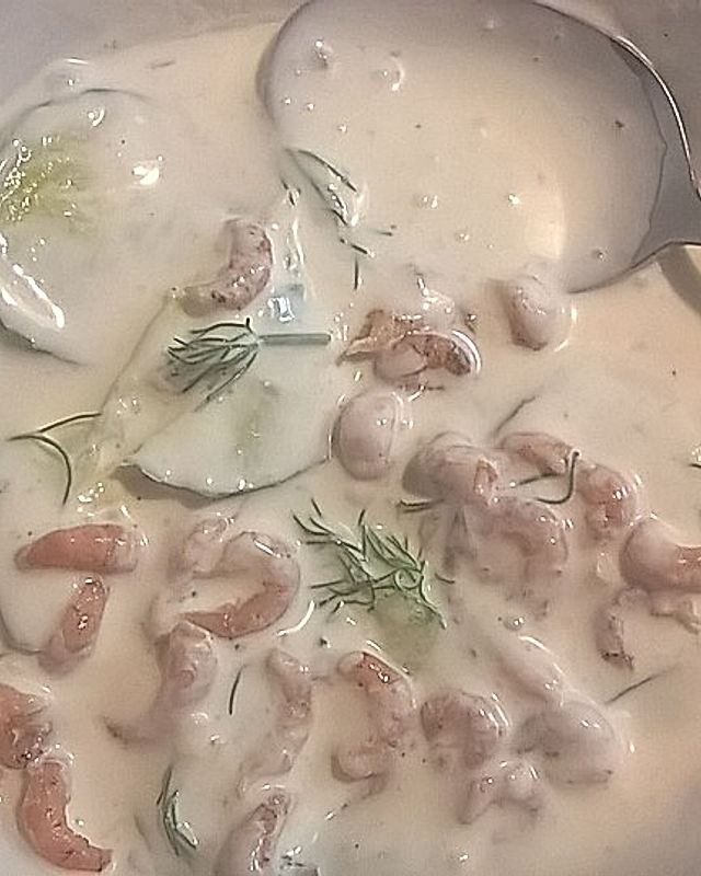 Kalte Gurkensuppe mit Krabben