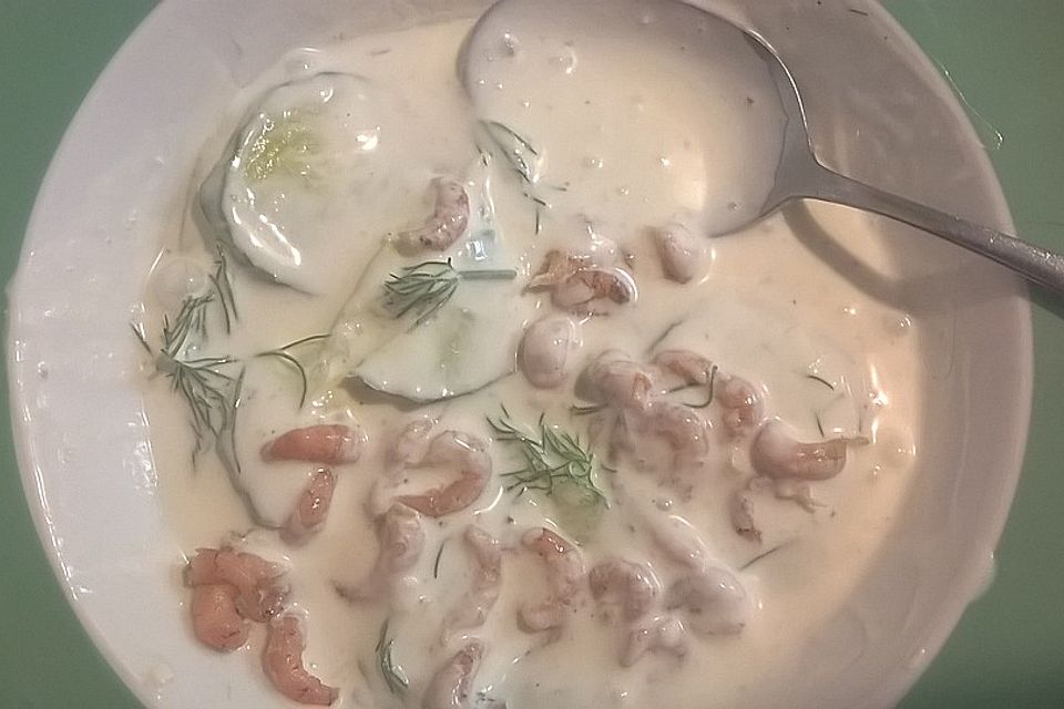 Kalte Gurkensuppe mit Krabben