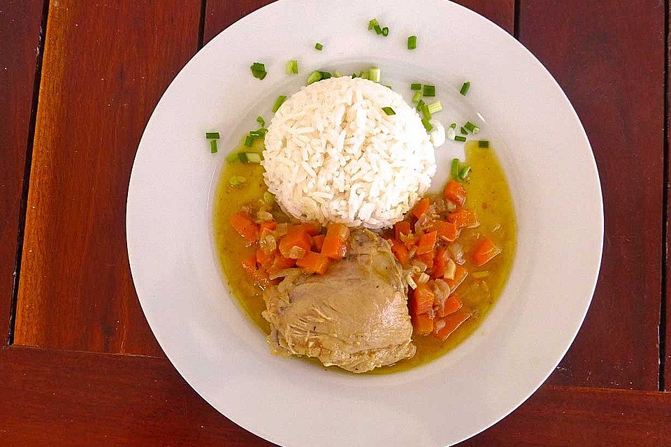 Huhn mit Zwiebeln und Zitronensoße