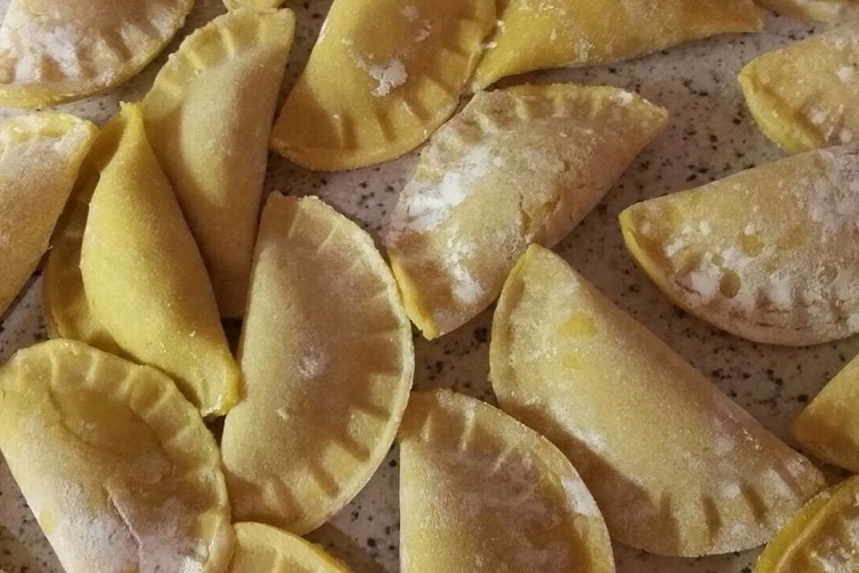 Selbstgemachte Ravioli mit Käse-Schinken-Füllung