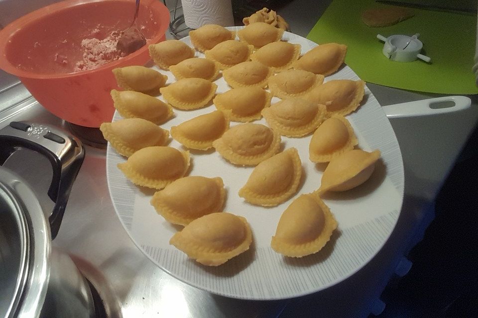 Selbstgemachte Ravioli mit Käse-Schinken-Füllung