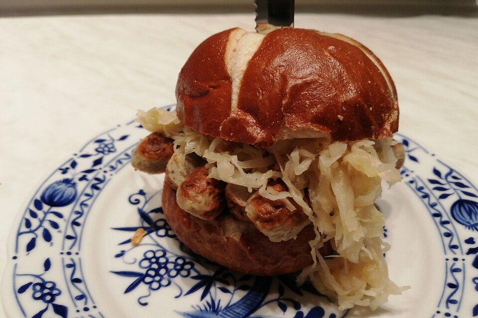 Sauerkraut-Burger mit Nürnberger Rostbratwürstchen