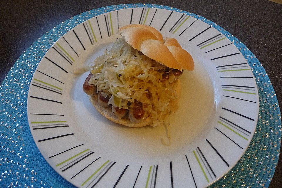 Sauerkraut-Burger mit Nürnberger Rostbratwürstchen