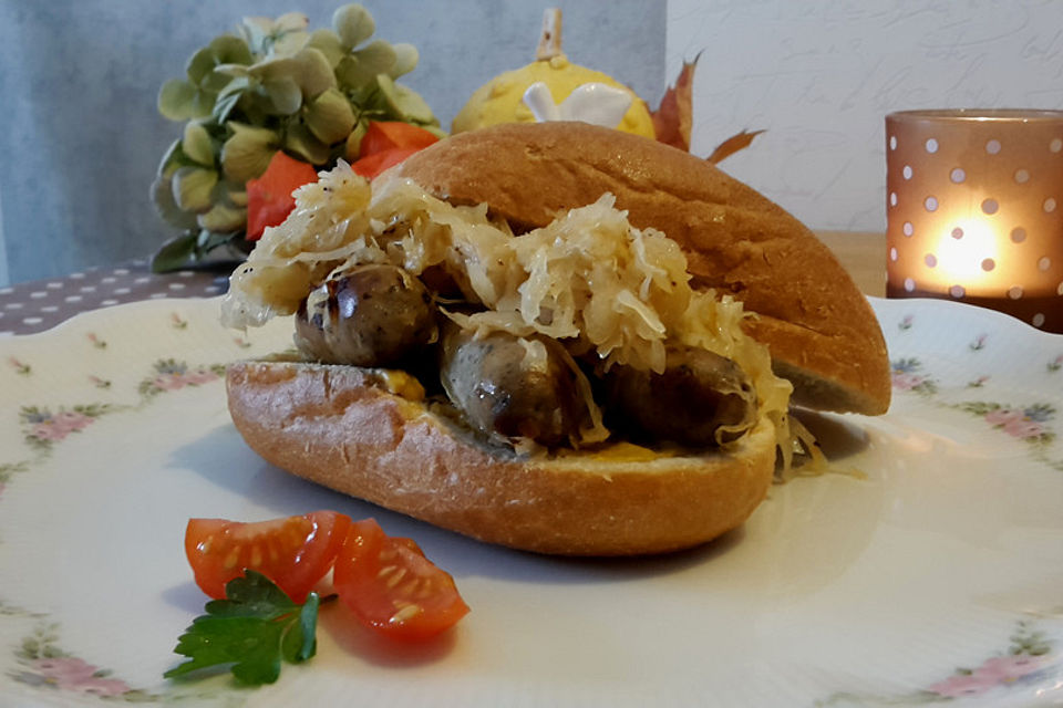 Sauerkraut-Burger mit Nürnberger Rostbratwürstchen