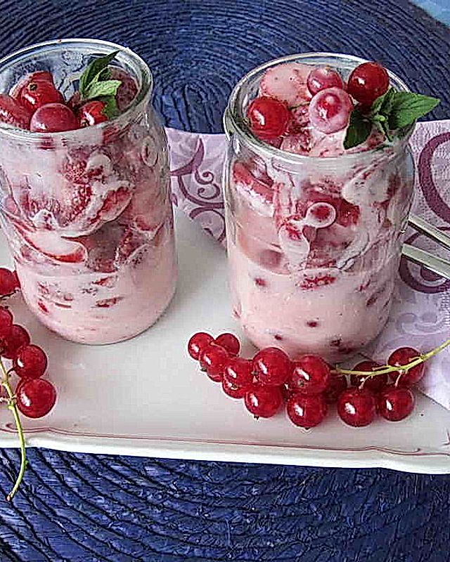Erdbeer-Johannisbeer-Dessert