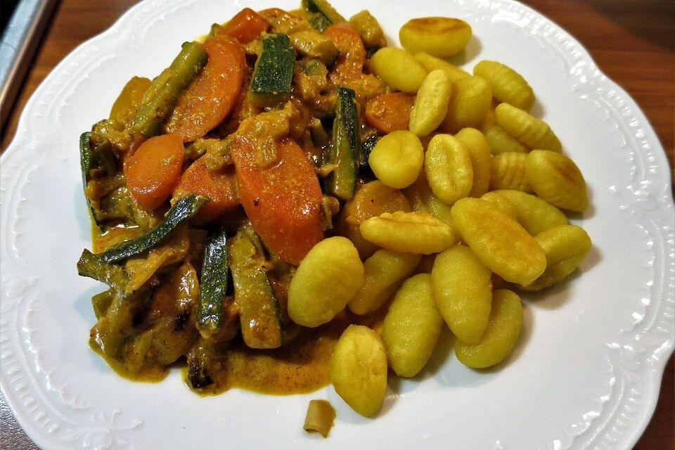 Möhren-Zucchini-Curry mit Gnocchi