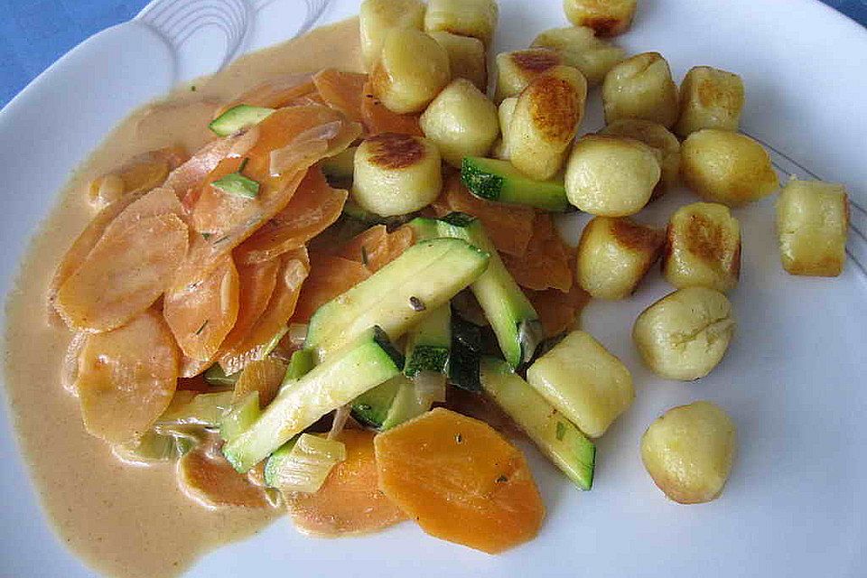 Möhren-Zucchini-Curry mit Gnocchi