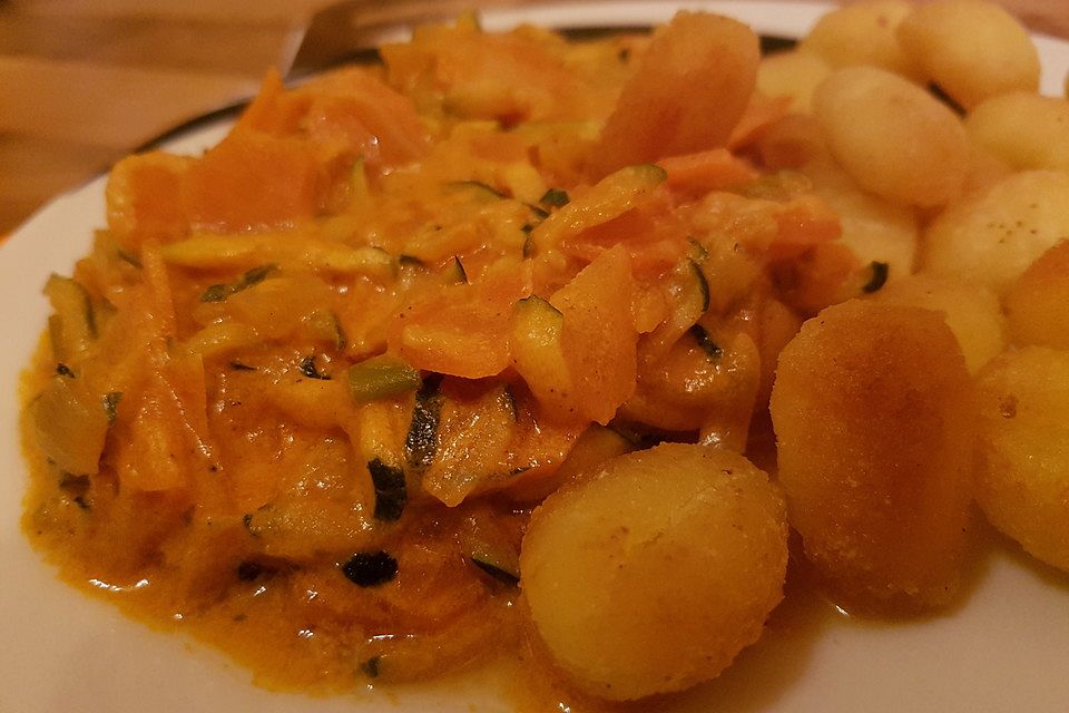 Möhren-Zucchini-Curry mit Gnocchi