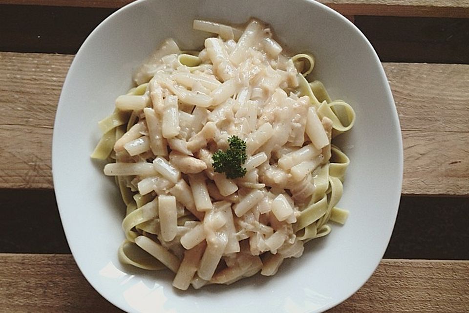 Spinat-Tagliatelle mit schneller Spargelsoße