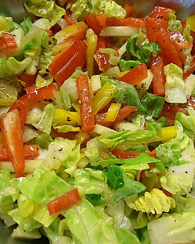 Blattsalat mit Paprika, Gurke, Kürbiskernen in leckerem Senfdressing