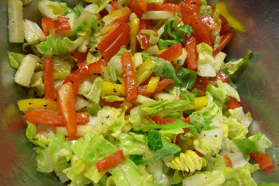 Blattsalat mit Paprika, Gurke, Kürbiskernen in leckerem Senfdressing