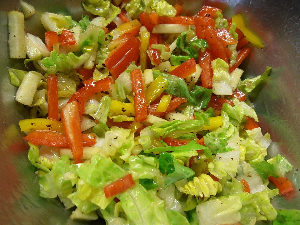 Blattsalat mit Paprika, Gurke, Kürbiskernen in leckerem Senfdressing ...