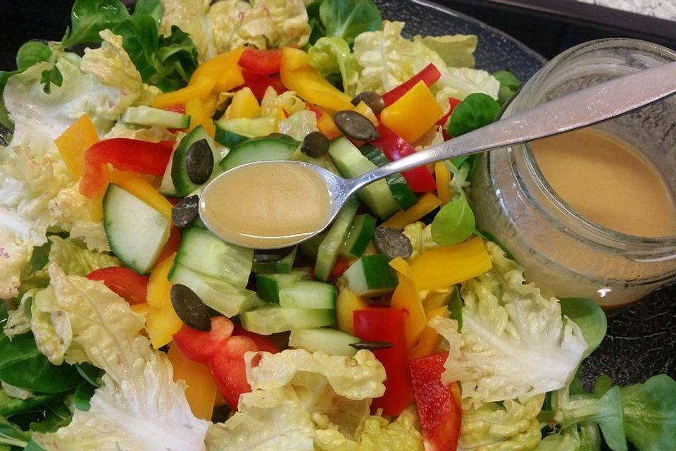 Blattsalat mit Paprika, Gurke, Kürbiskernen in leckerem Senfdressing