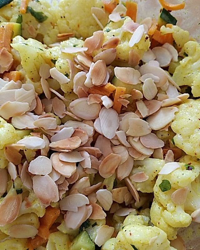 Smokeys Blumenkohl-Zucchini-Salat an Currydressing
