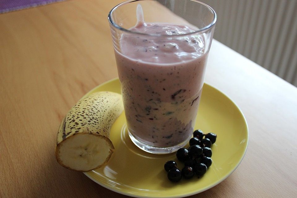 Schwarze Johannisbeeren-Joghurt-Smoothie mit Banane