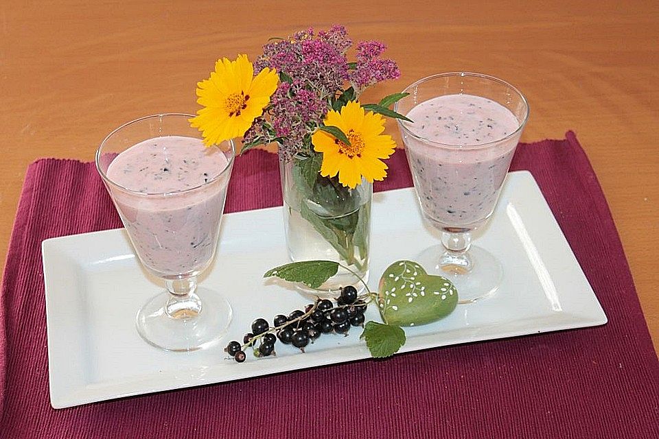 Schwarze Johannisbeeren-Joghurt-Smoothie mit Banane