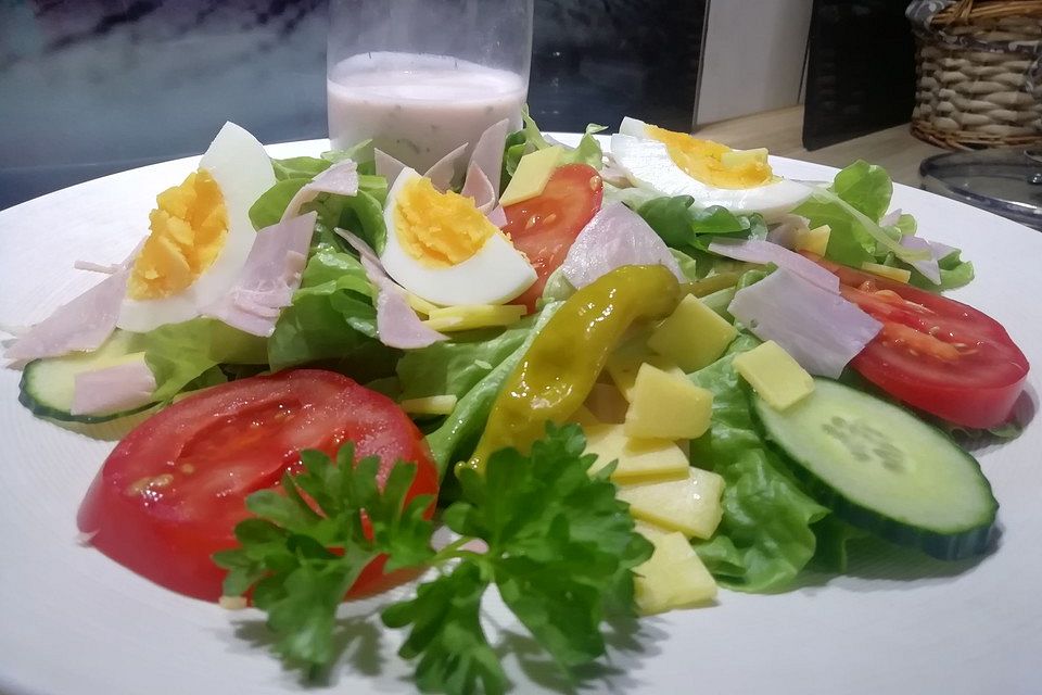 Blattsalat mit Rote Johannisbeer-Joghurtdressing und frischen Beeren