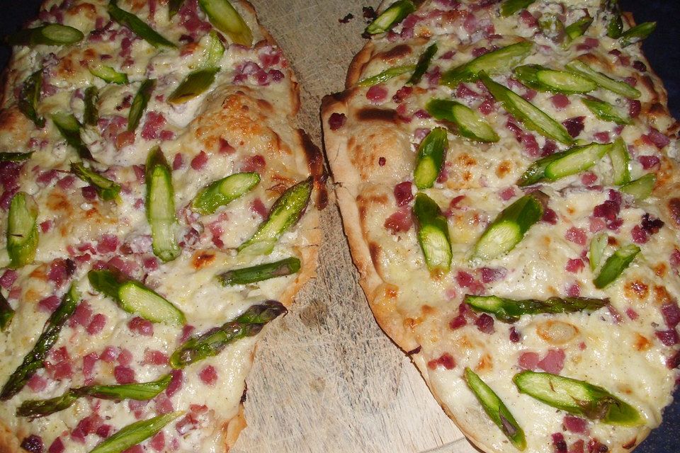 Spargel-Flammkuchen mit Bärlauch-Frischkäse