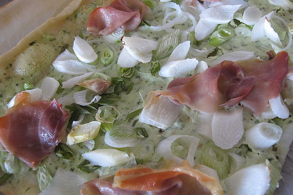 Spargel-Flammkuchen mit Bärlauch-Frischkäse