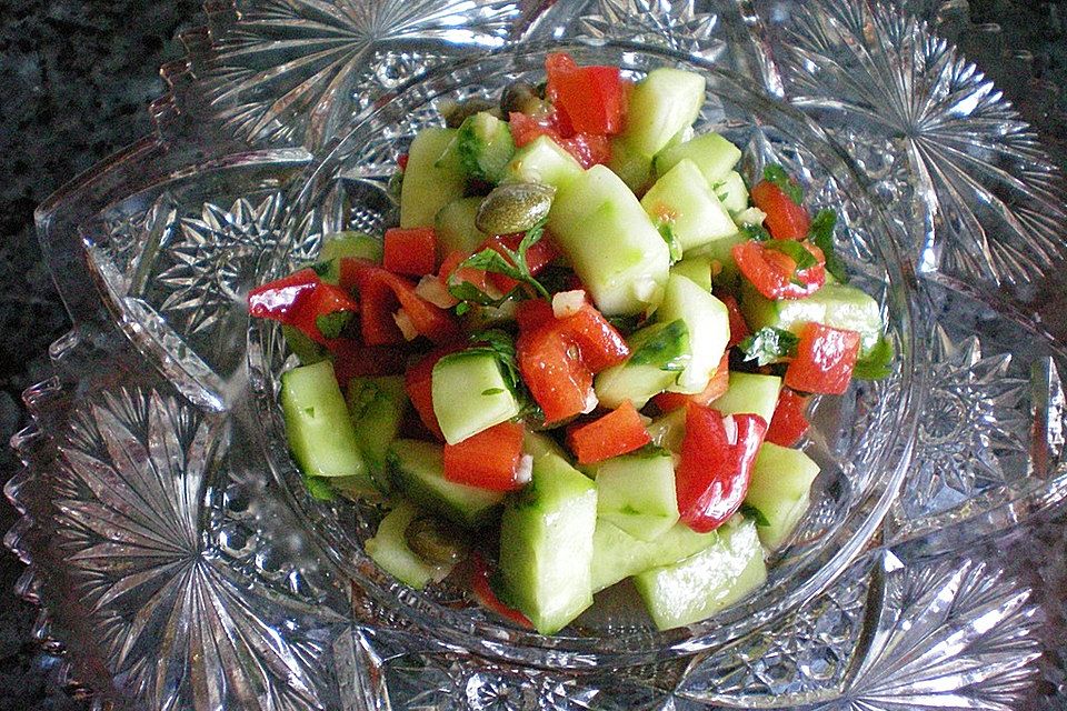 Süßsaurer Gurkensalat mit Kapern