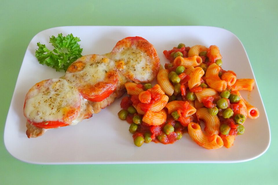 Überbackene Minischnitzel mit Erbsen-Pasta in Tomatensauce