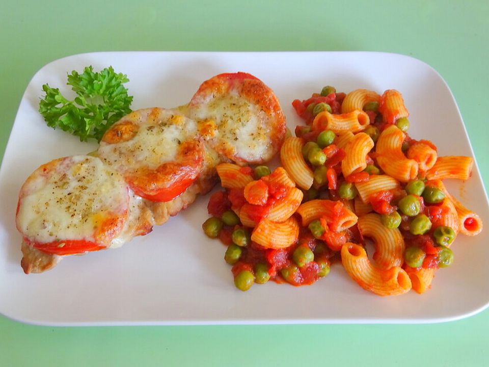 Überbackene Minischnitzel mit Erbsen-Pasta in Tomatensauce von McMoe ...