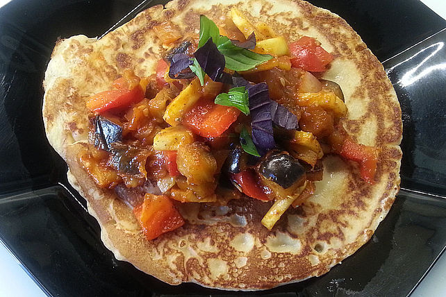 Pfannkuchen mit rotem Linsenmehl und Sommergemüse à la Ratatouille von ...