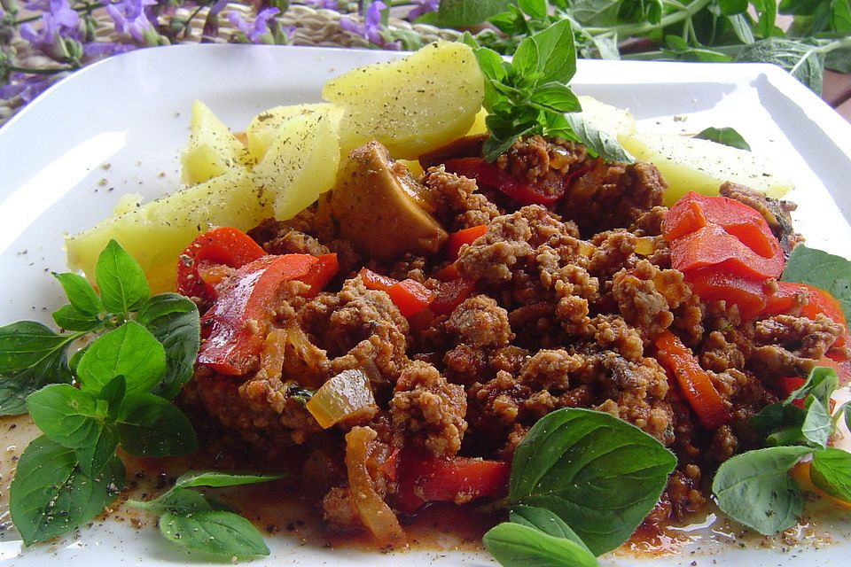 Hackfleischpfanne mit Paprika und Champignons