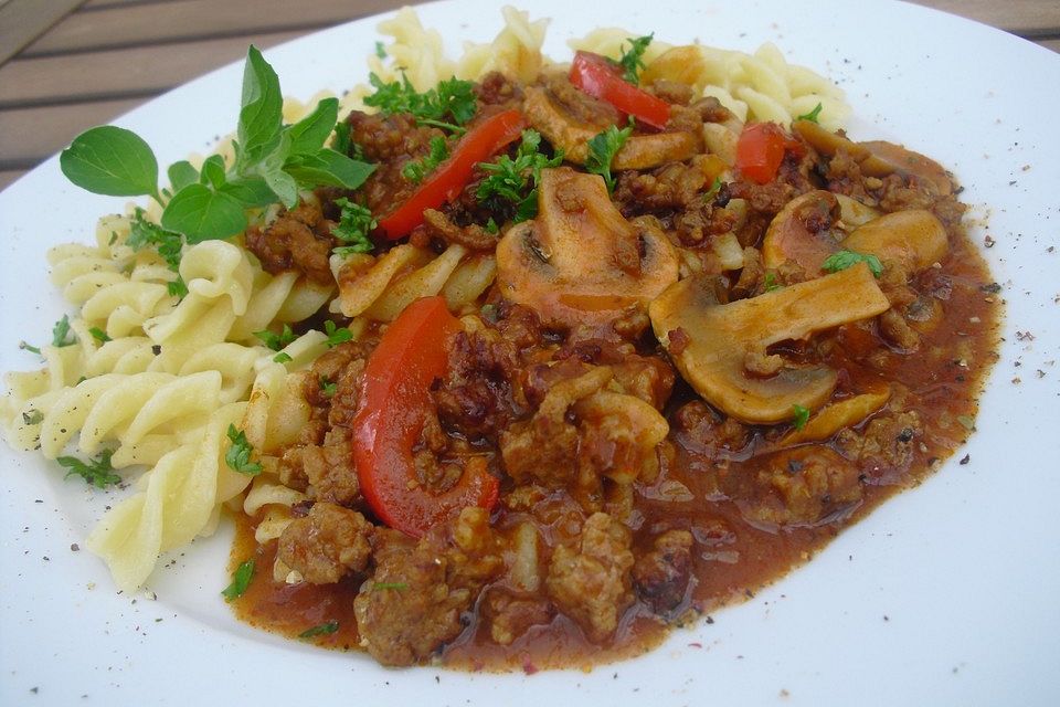 Hackfleischpfanne mit Paprika und Champignons