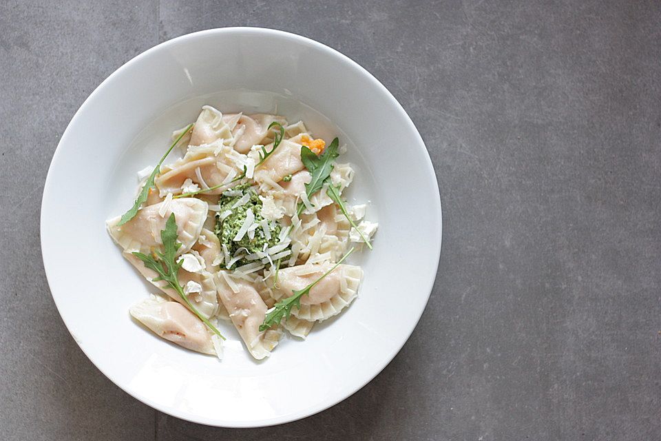 Ravioli mit Süßkartoffel-Feta-Füllung und grünem Pesto