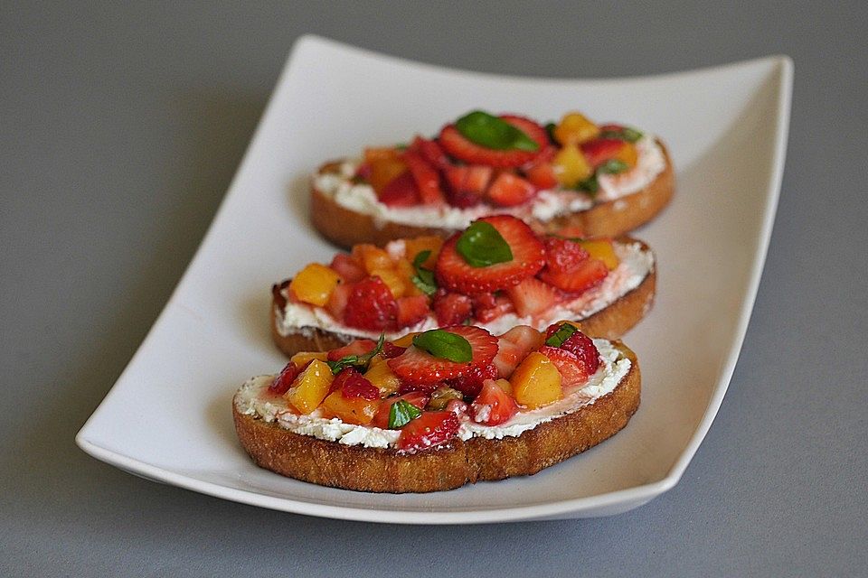 Fruchtige Erdbeer-Nektarinen-Bruschetta