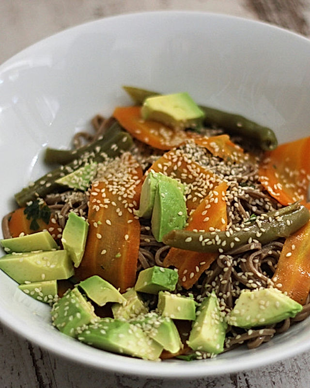 Schneller Sobanudelsalat mit Gemüse und Sprossen