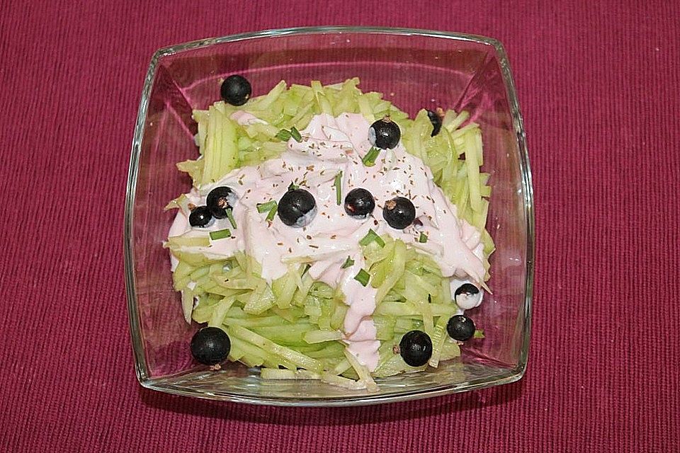 Gurkensalat im fruchtigem schwarzem Johannisbeer-Dressing