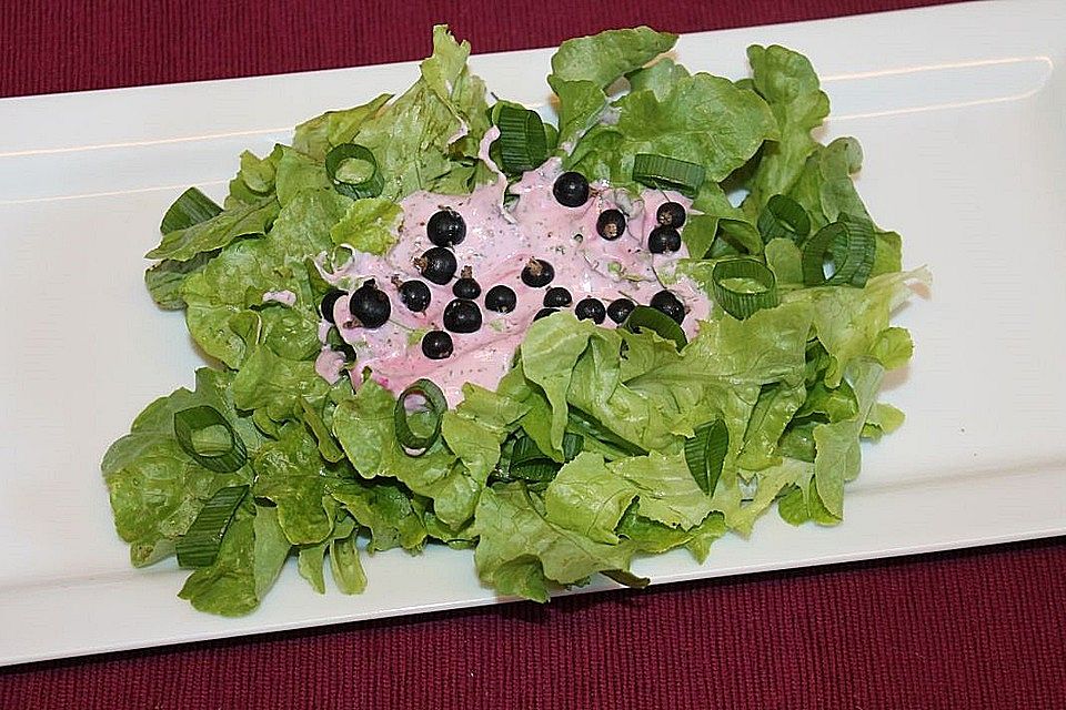 Eichblattsalat mit griechischem Joghurt-Johannisbeer-Dressing