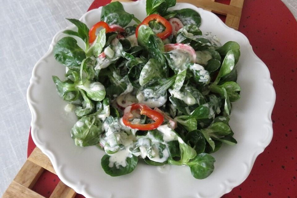 Feldsalat mit Paprika in griechischem Johgurt-Dressing