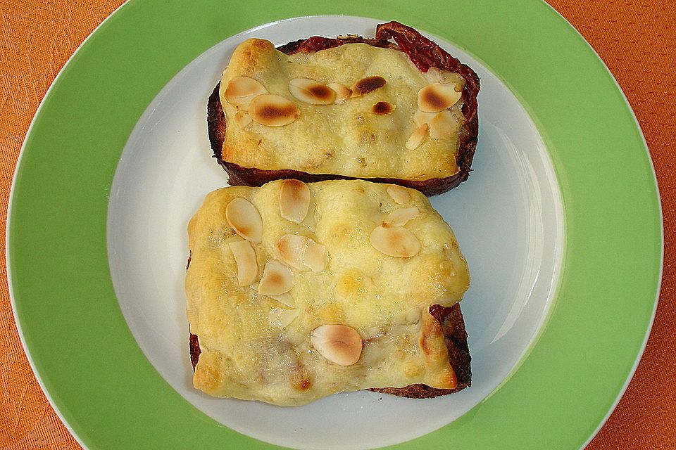 Crostini mit getrockneten Tomaten, Mandeln und Käse