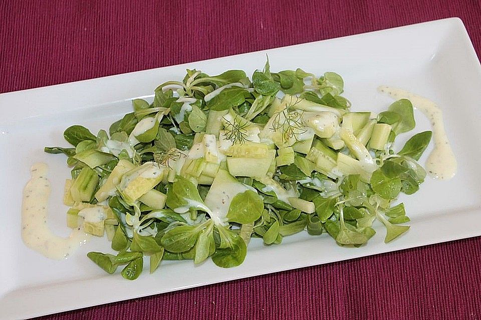 Rapunzelsalat mit Gurke in Buttermilchdressing