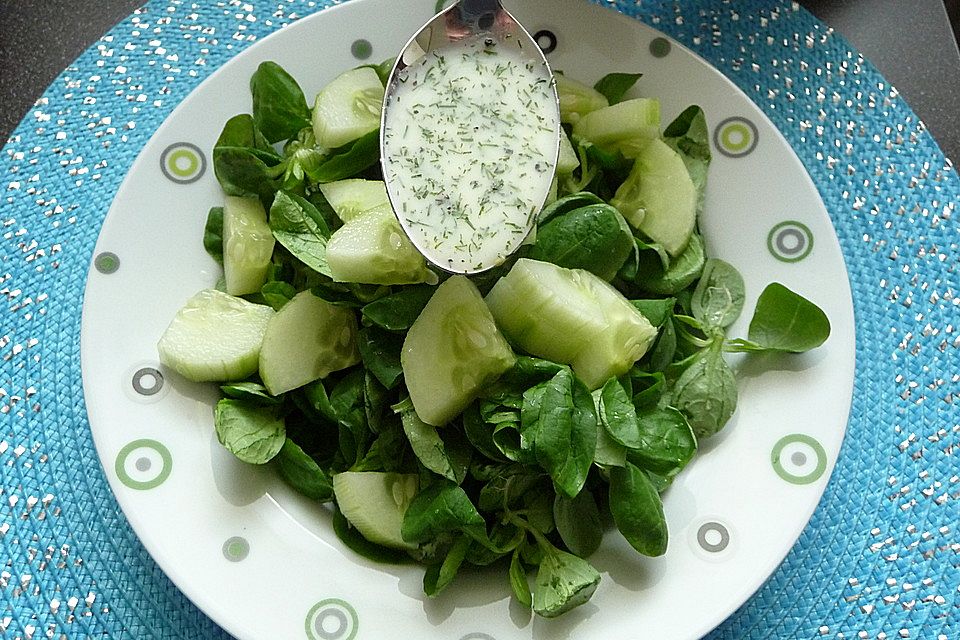 Rapunzelsalat mit Gurke in Buttermilchdressing