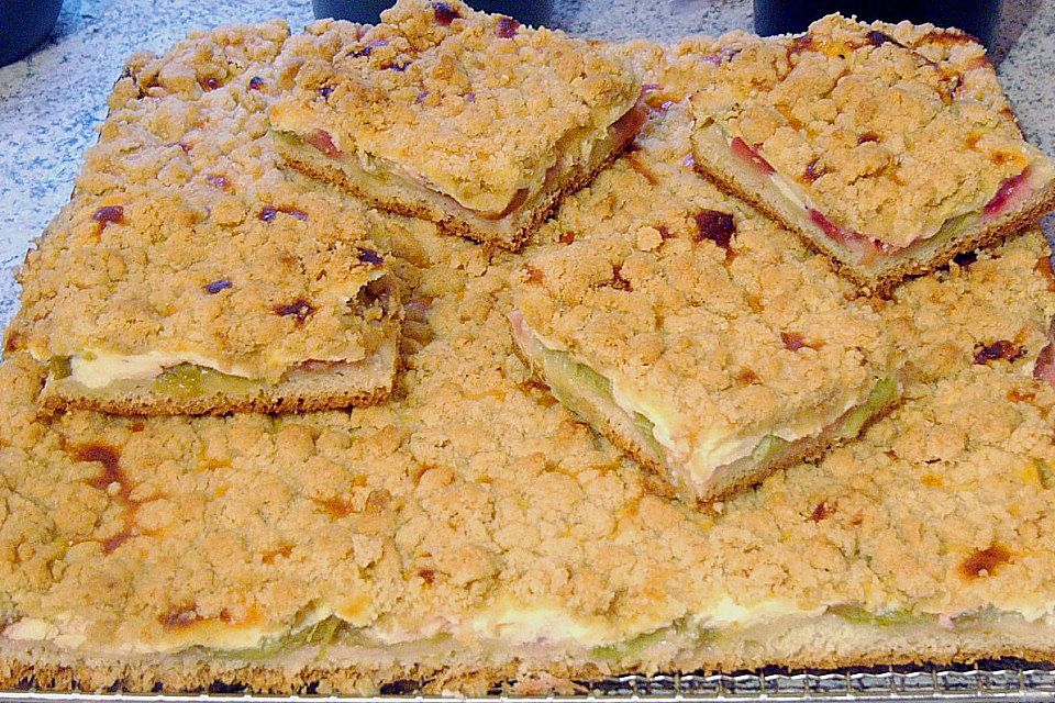 Rhabarberblechkuchen mit Streuseln Rhabarberblechkuchen mit Streuseln