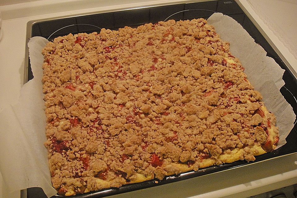 Rhabarberblechkuchen mit Streuseln Rhabarberblechkuchen mit Streuseln